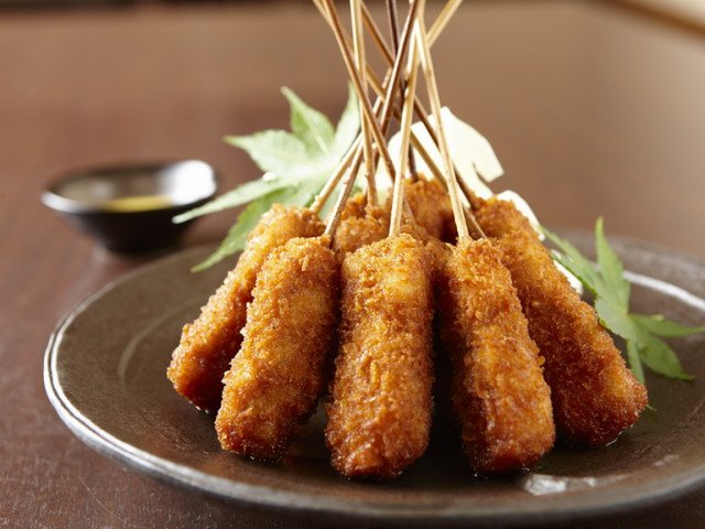 どのコースでも楽しめる不動の人気№1メニュー“特選串カツ”。コース料理は要予約。