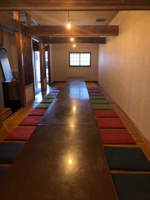 座敷は8名×1室、6名×3室の個室。可動式仕切りを外せば30名までの団体用になる。