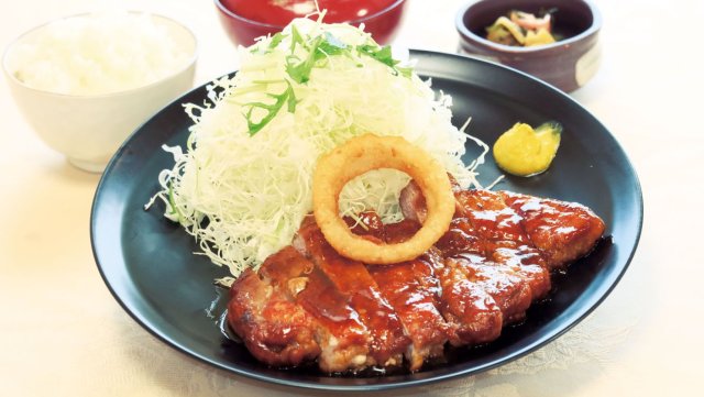 人気メニュー、250gのお肉を使用した「大トンテキ定食」。