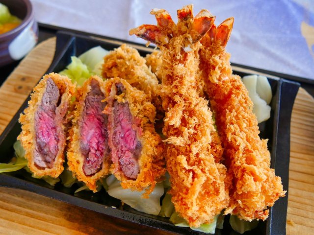 牛かつ100gと海老フライ2本で大満足。