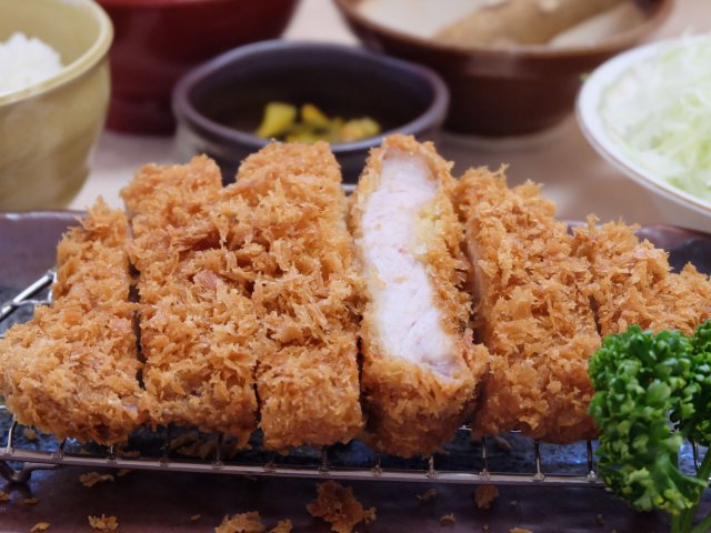 「ジャンボロースかつ定食」もお肉250gとボリューム満点。