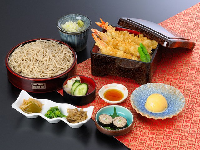 大きな海老天三本の天重とお蕎麦で大満足。