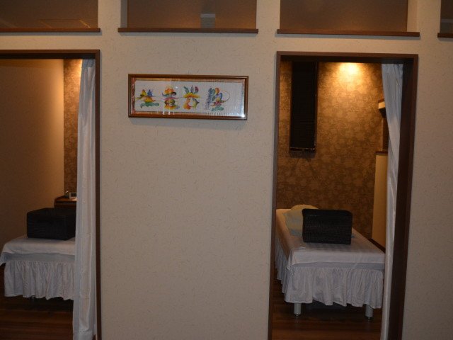 個室ならゆったりのんびり施術を受けられる。