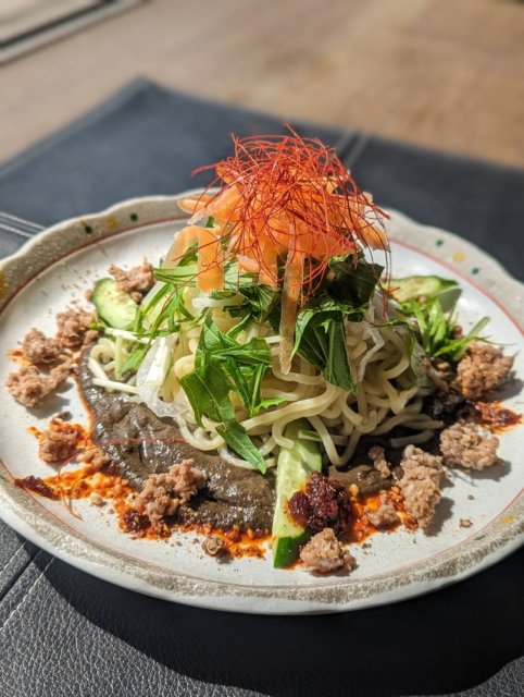 「冷製黒ゴマ担々麺」は胡麻の風味とピリ辛のバランスが絶妙。