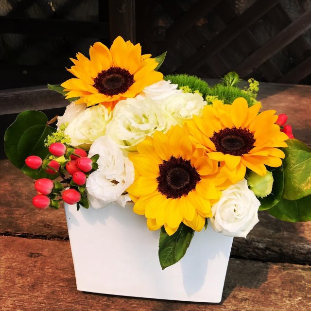 季節のお花のアレンジメントもおすすめ。