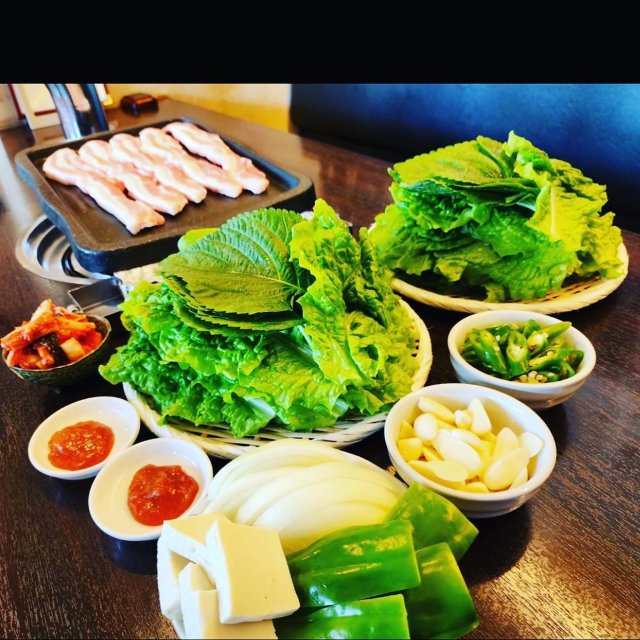 サムギョプサルは野菜たっぷりで楽しむ、韓国定番のスタミナ料理。