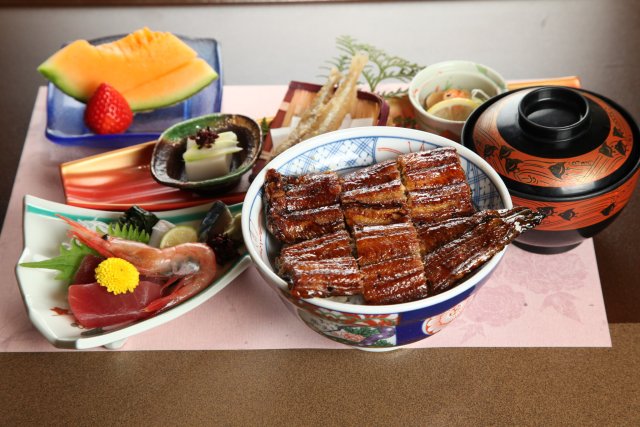 うなぎを一匹まるごと使用した丼に、刺身、小鉢、吸物、デザートと盛りだくさん。