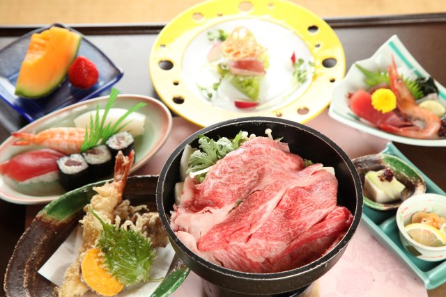 「まごろく御膳」は+800円で国産牛料理に変更もできる。