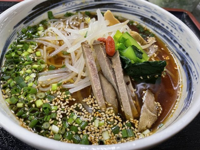 ピリ辛＆酸味の効いた特製スープが麺とベストマッチし食欲を増進。
