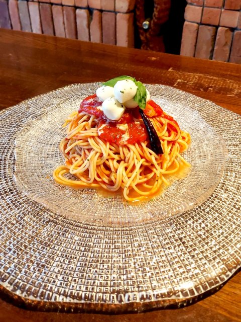 イタリアントマトとモッツァレラの冷製パスタ。ほどよいトマトの甘みが人気の秘密。