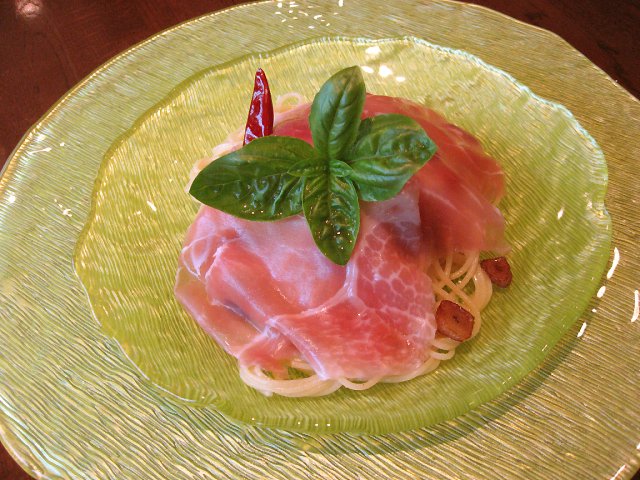半熟生ハムとオリーブの冷製パスタ。ガーリックオイルベースのひと手間かけたパスタ。