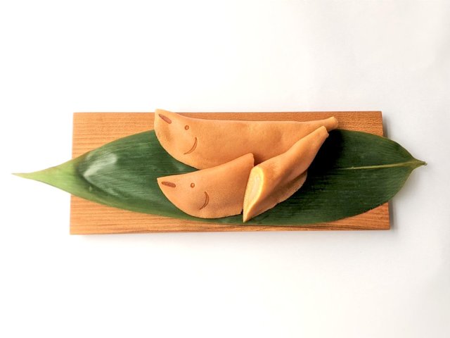 カステラ生地の中に求肥が入った岐阜の定番鮎菓子。