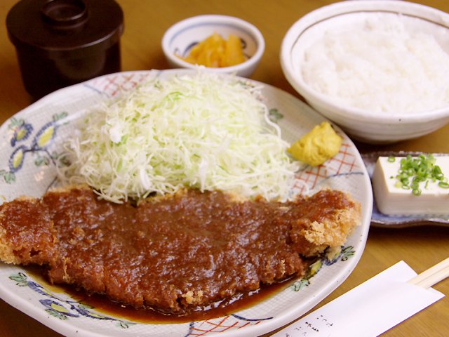 1日20食限定の純粋黒豚はとんかつ200gでボリューム満点。