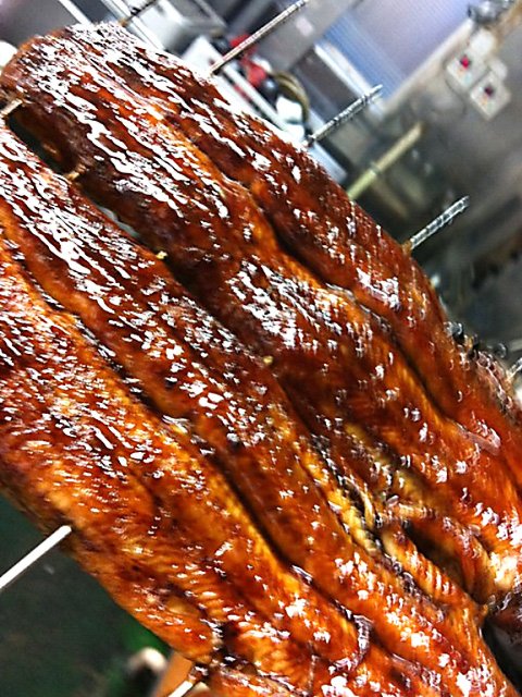 三河一色産のうなぎを使用し炭火で丁寧に焼き上げる。