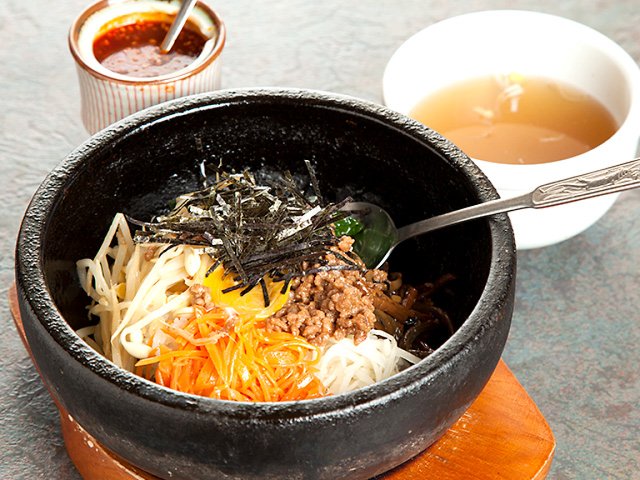 〆にのごはんは自家製コチュジャンが決め手の「石焼ビビンバ」で。