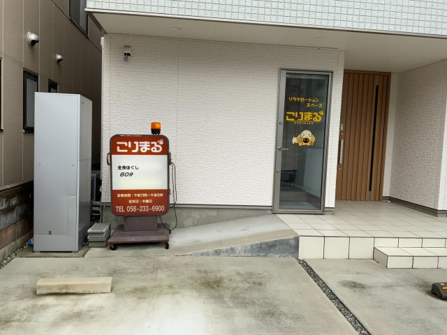 黄色いミニチュアダックスがお出迎え♪。