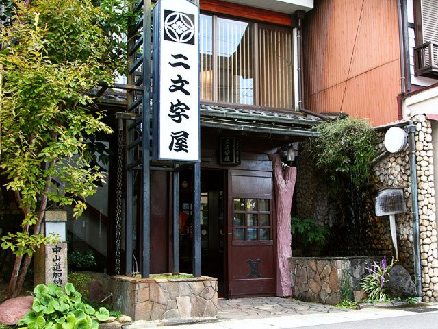 住宅街の中で、加納宿の風情が残る。