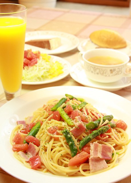 パスタセットはプラス700円でサラダ、ドリンク、デザートが付く