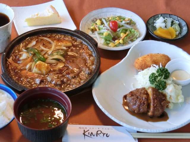 「おすすめランチコース」はミニ陶板焼に加え、お好みの人気洋食メニューが味わえる充実した内容。