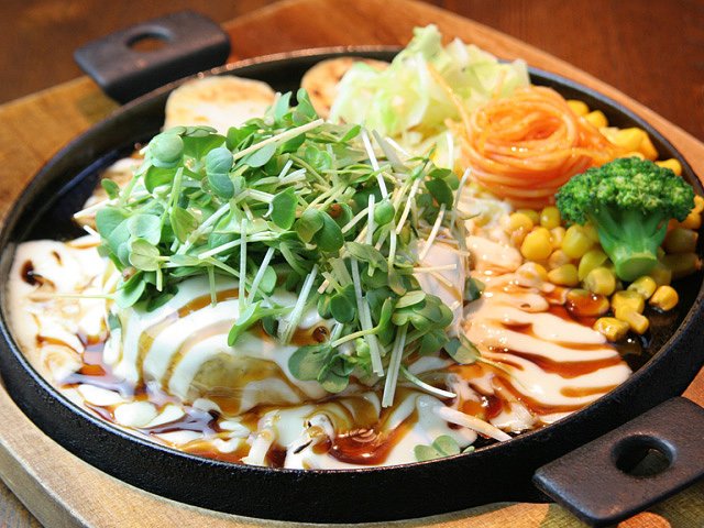 「テリヤキわさびマヨネーズソース」はツンと辛い風味のわさびマヨネーズとかいわれ大根がのった人気メニュー。