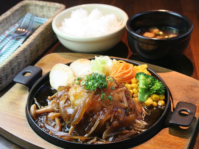 ランチタイムにはごはんとお味噌汁が付いてお得にいただける。