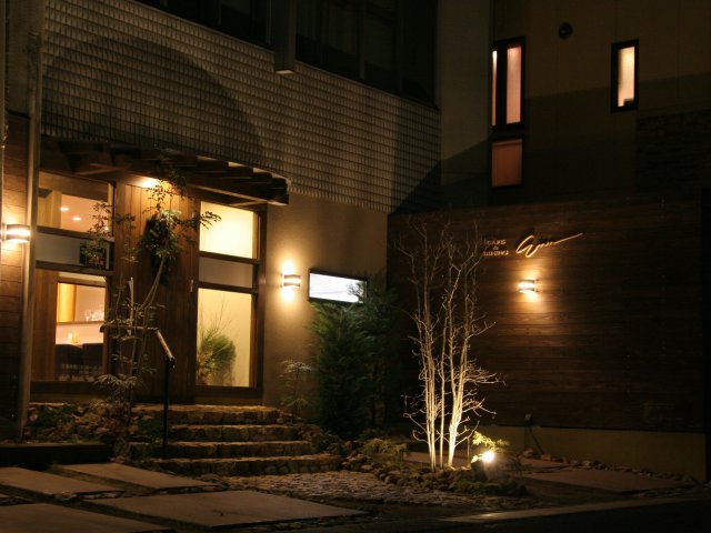 洋食と創作料理が楽しめる、温かな佇まいの一軒。