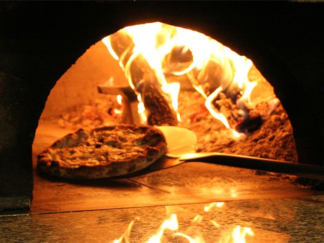 高温の薪窯で一気に焼き上げる、香ばしい生地が自慢の本格ナポリピッツァ。