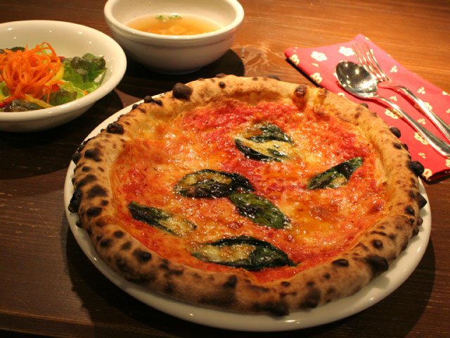 ランチタイムにはお好きなピッツァにサラダとスープがセットに。(土日祝は+220円)。