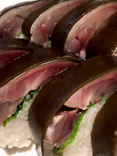 大晦日・元旦恒例の「鯖棒寿司」。お客様が食べられる時に最高の状態になるよう計算しつくされた"〆鯖"に、このお店のおもてなしの心を垣間見ることができる。