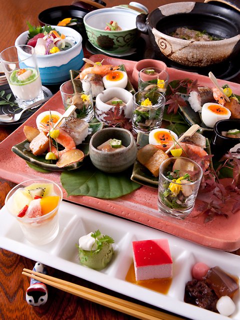 旬の食材を巧みに取り入れ、一品一品丁寧に仕立てる季節の懐石。