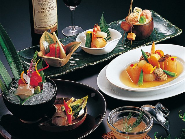 旬の素材を生かしたお料理はお祝いや宴会にも。