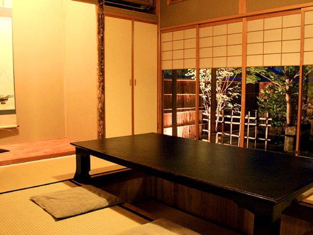 足を伸ばしてくつろげる掘りごたつ席。家族でゆっくり過ごしたい日に。