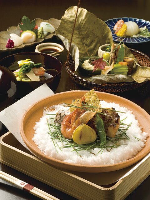 厳選した旬の食材を、熟練の技で美しく仕立てた季節の料理。