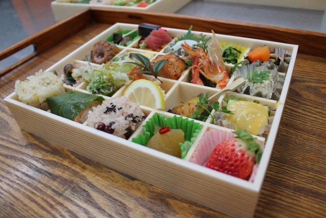 自宅での集まりにも重宝する、彩り豊かな仕出し弁当。