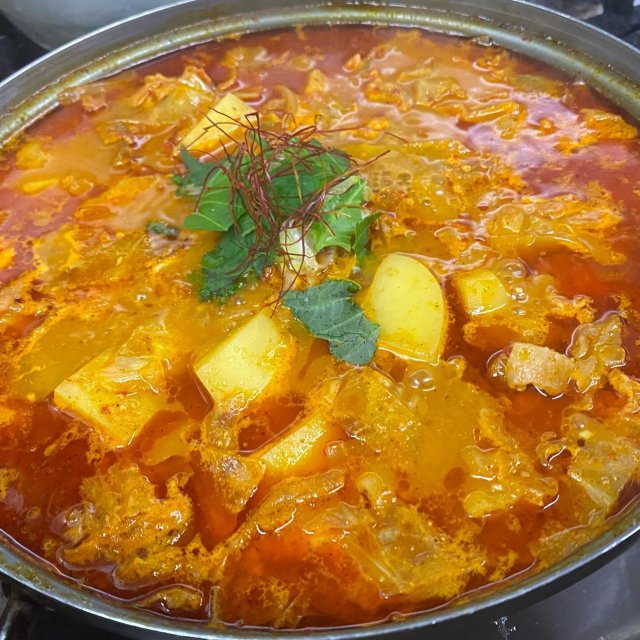 みんなで囲んで味わう、鶏肉たっぷり旨辛『タットリタン』。