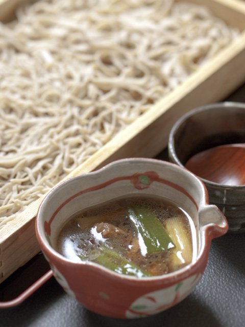 鴨の旨みが溶け込んだ温かなつゆで味わう、自慢の手打ち鴨せいろ。