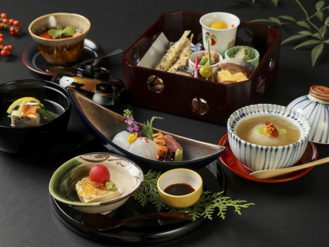 旬の食材を丁寧に仕立て、器とともに季節を感じさせる一皿。