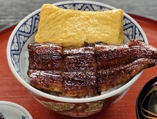 「うな玉丼」はふっくら鰻とやさしい味わいの出し巻きを一緒に楽しめる。