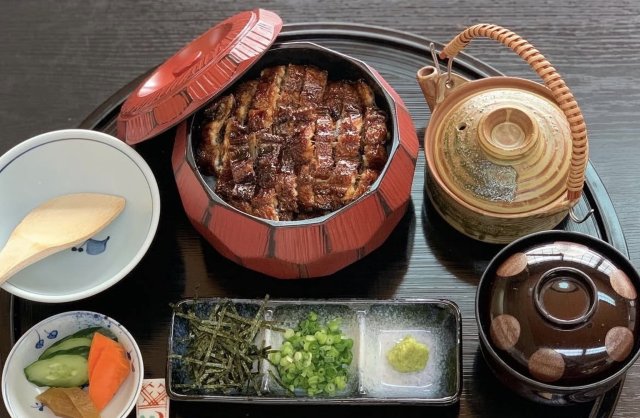 まずはそのまま、それから薬味や出汁とともに。好みの食べ方で楽しめる「ひつまぶし」。