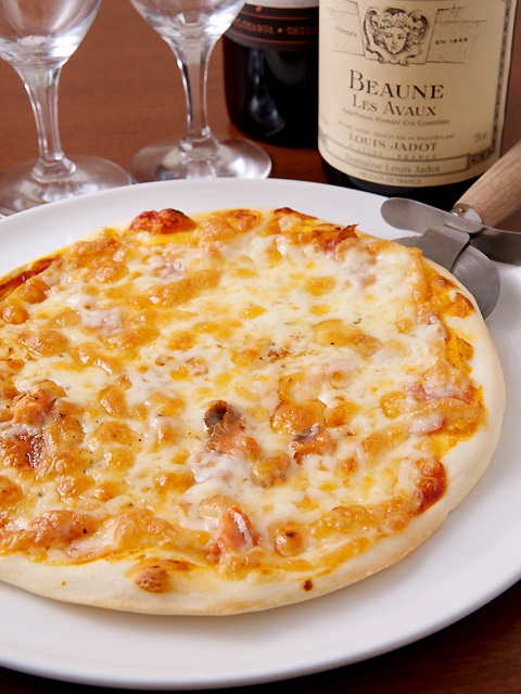 22cmサイズのピザは、ピザチェーンのSサイズよりも大きく、パリパリの生地とたっぷりのチーズが特徴。