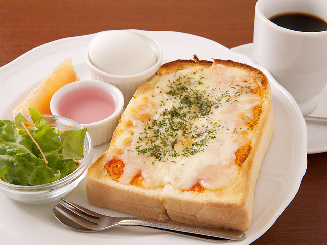 アラビカ種のなかでも最高峰といわれるトラジャコーヒーを使ったコーヒーは、香りと甘みが特徴。お客さんに...