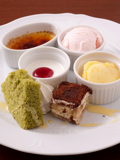 スイーツをあれもこれも楽しみたい欲張りな女の子のために、レディースコースなどでは、デザートが盛り合わ...