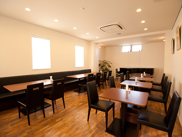 白を基調とした内装に、黒のインテリアがシックな雰囲気を漂わす。宴会や女子会などでフロアを貸し切ること...