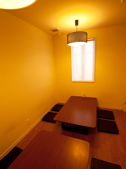 「ゆっくりと食事を楽しんでいただきたい」という店主の思いから、洋食屋では珍しく座敷席を備えている。人...