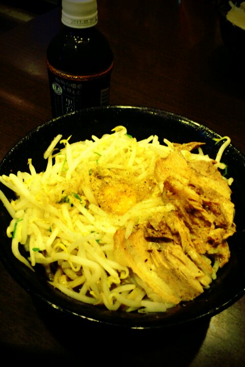 自家製極太筋肉麺 男は黙って前を行け!のレポート写真1（いくち）