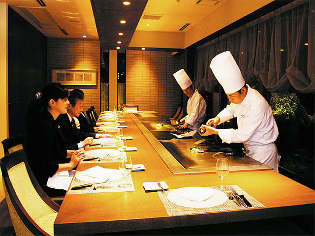 鉄板フレンチの醍醐味を｜目の前で繰り広げられるのは、単なる調理の域を超えた「音」と「香り」のライブ。