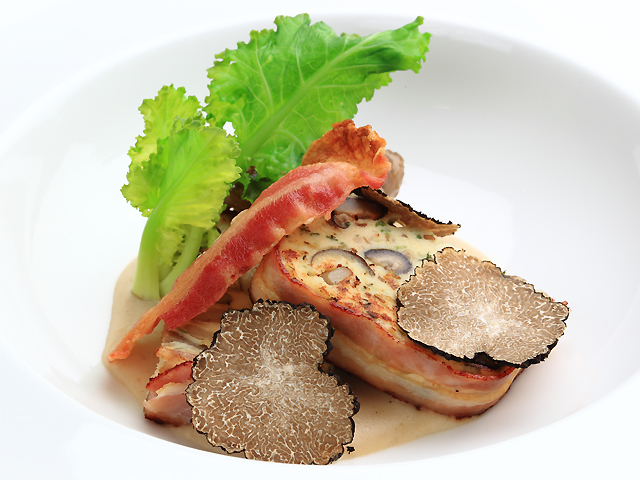 オードブル一例｜オードブルの一例。旬のキノコと鶏肉のテリーヌ、黒トリュフ添え。キノコのクリームソース...