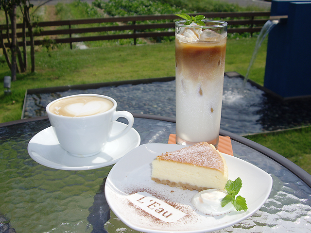 人気の濃厚チーズケーキ。見た目もかわいいスイーツ類はすべてオーナーの手づくり。