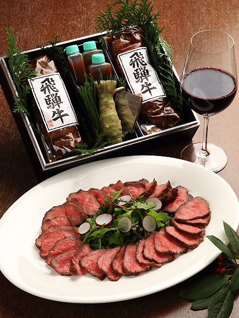 ローストビーフ｜厳選された最高級黒毛和牛を使用した「厳選黒毛和牛ローストビーフ16,200円」。おせちとのセ...