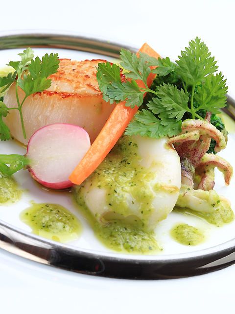 オードブル一例｜オードブルの一例。帆立とヤリイカのポワレ、ブルゴーニュバターソース。旬の食材と高級食...